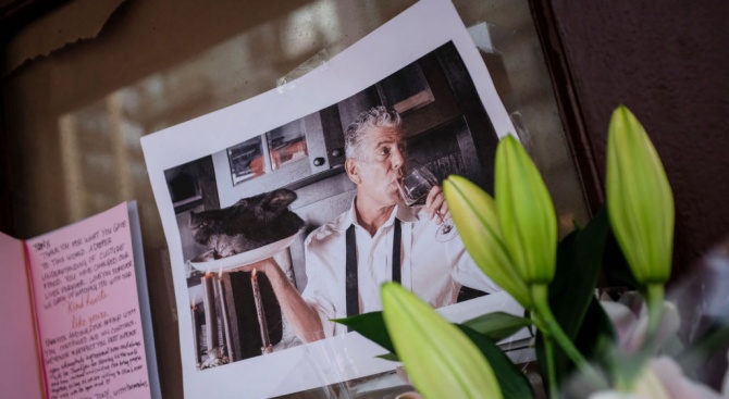 Американският телевизионен готвач Антъни Бурдейн, който се самоуби през месец