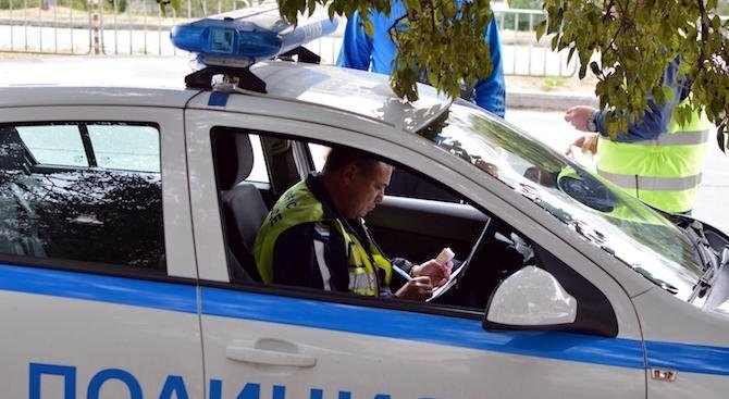 Шофьори на паркирани автомобили на тротоарите в Ловеч бяха глобени