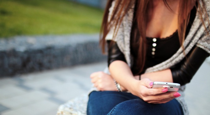 Американските тийнейджъри предпочитат да общуват с есемеси, вместо да се