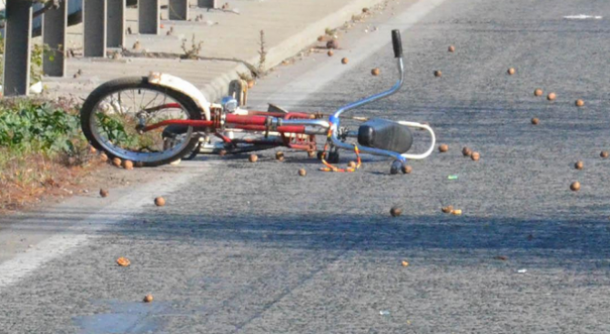 Шофьорът, който блъсна 13-годишен велосипедист в Русе и избяга, все