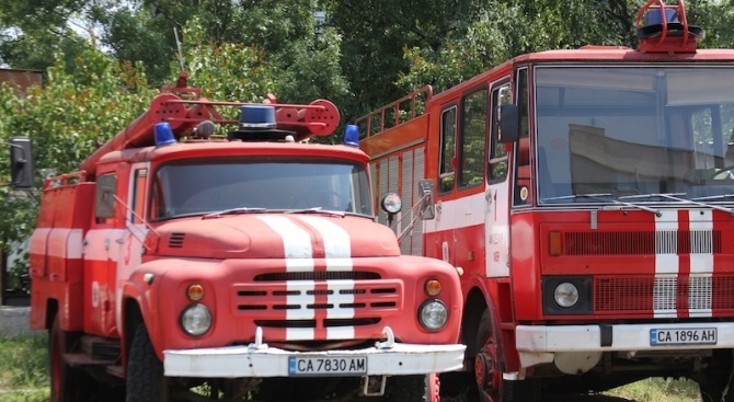 Пожарникари евакуираха детска градина и гасиха огън в учение и