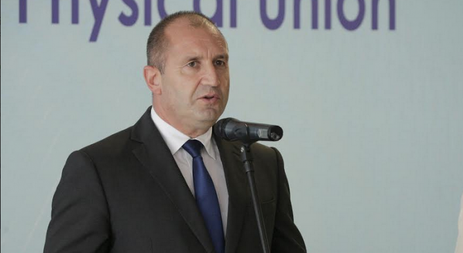 Държавният глава Румен Радев коментира дали ще подпише указа за