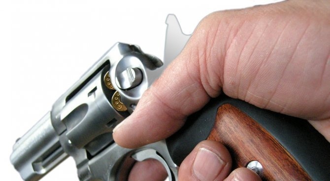 44-годишен мъж се е прострелял сам с газов пистолет в