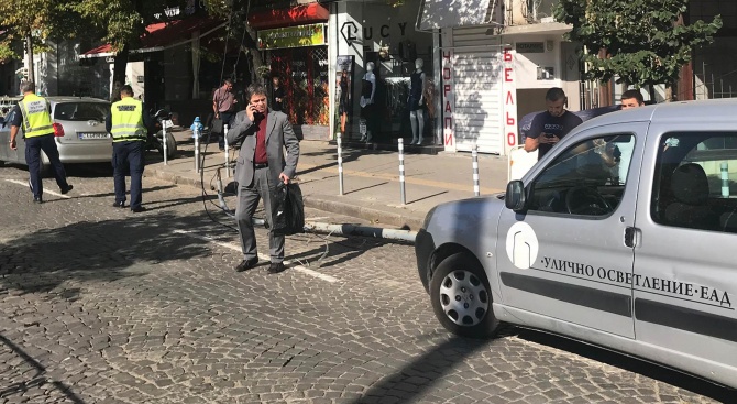 Метален електрически стълб за улично осветление падна на булевард "Македония"