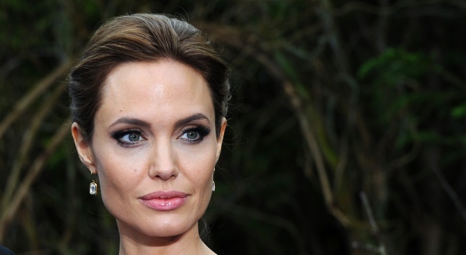 Анджелина Джоли ще се омъжва отново, пише New Idea. Според