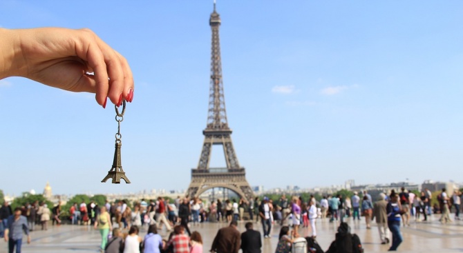 Двадесет тона миниатюрни Айфелови кули бяха конфискувани от парижката полиция,