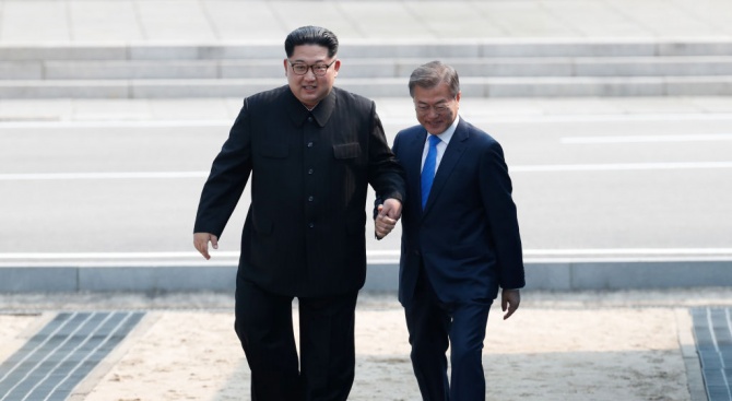 Севернокорейският лидер Ким Чен-ун и президентът на Южна Корея Мун