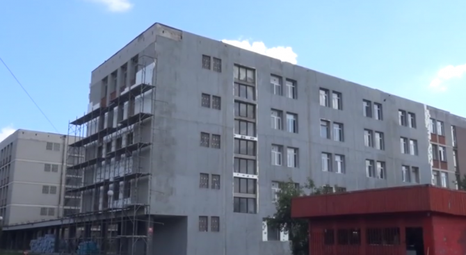 Езиковата гимназия в Пловдив започна новата учебна година с недовършени