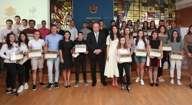 Министърът на младежта и спорта Красен Кралев и заместник-министър Ваня