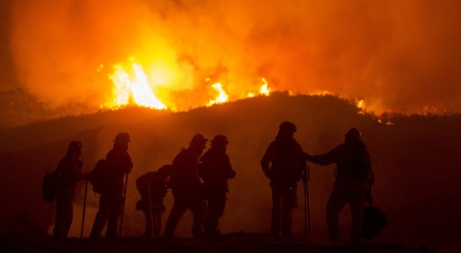 Голям горски пожар е принудил евакуацията на стотици хора от