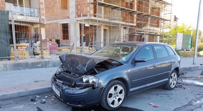 24-годишна жена, управлявала лек автомобил "Ленд Роyвър", помля шест паркирани
