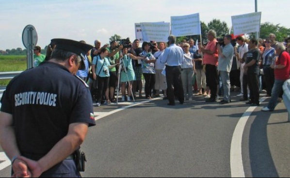 Близо 100 протестиращи срещу решението за закриване на Районната прокуратура