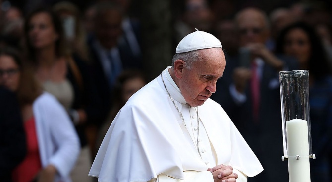 Папа Франциск заяви днес, че се моли за жертвите при