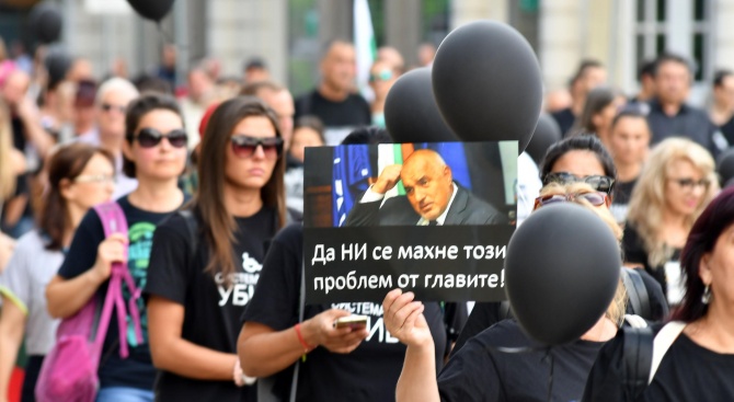 Протестиращите майки на деца с увреждания настояват премиерът Бойко Борисов