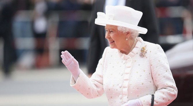 Кралицата на Великобритания Елизабет II притежава специално приспособление, с което