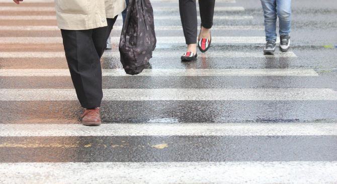 44-годишна жена е блъсната от лек автомобил на пешеходна пътека