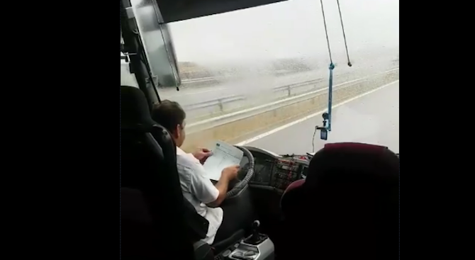 Шофьор на автобус по линията Бургас-Плевен паникьоса пътниците с рисково