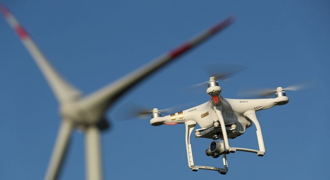 Авиокосмическата компания Airbus изпробва днес ято от дронове, които да