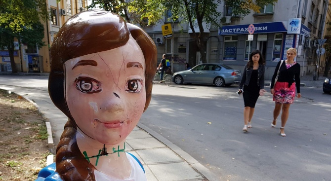 Въпреки, че беше почистена куклата момиченце, поставена до Шишковата градинка