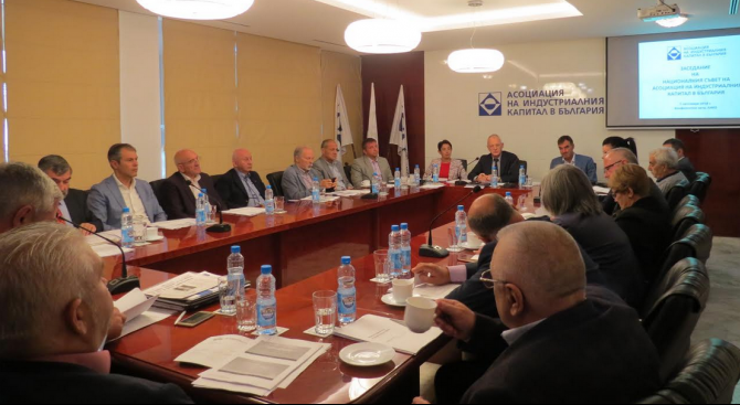 Асоциацията на индустриалния капитал в България (АИКБ) настоява за балансиран