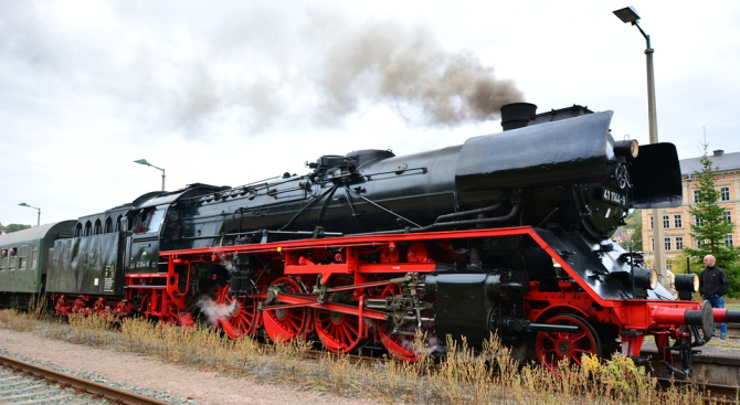 Българската държавна железница отбелязва своята 130-а годишнина с атракционното пътуване.