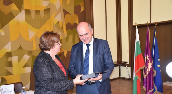 Кметът на община Ловеч Корнелия Маринова е връчила Голямата награда