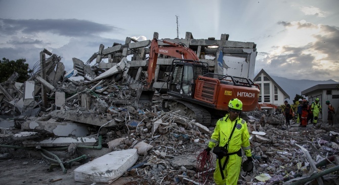 Броят на жертвите на земетресението и цунамито на индонезийския остров