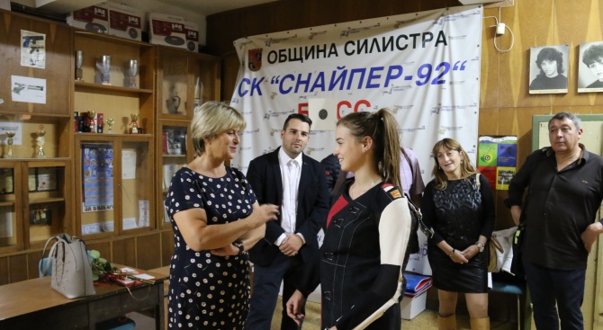 Зам.-председателят на ПГ на „БСП за България“ Весела Лечева подари