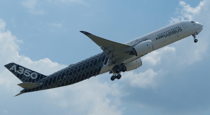 Завърши най-дългият пътнически полет в света. Самолет "Еърбъс A350" излетя