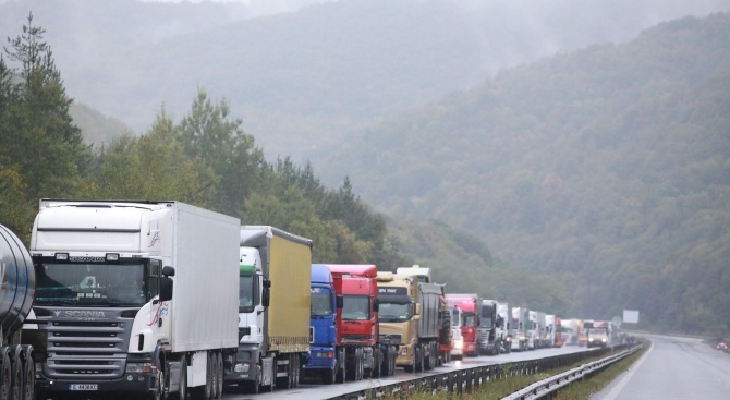 Интензивен е трафикът за товарни автомобили на изход на ГКПП
