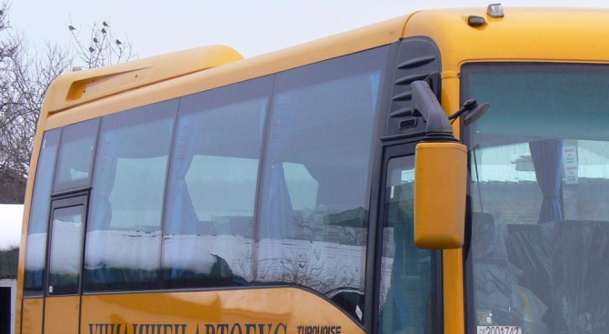 Мъжът, катастрофирал в понеделник с училищния автобус в Кюстендилско, е