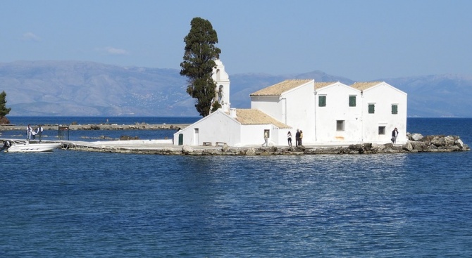 Средновековните гръцки градове Корфу и Родос са сред 50-те исторически