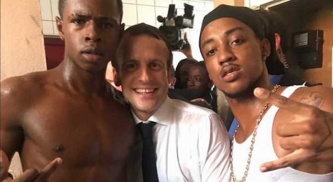 Чернокожият младеж, с когото президентът на Франция Еманюел Макрон се