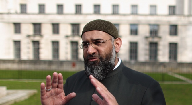 Радикалният мюсюлмански проповедник Анджем Чудари излезе от лондонски затвор предсрочно,