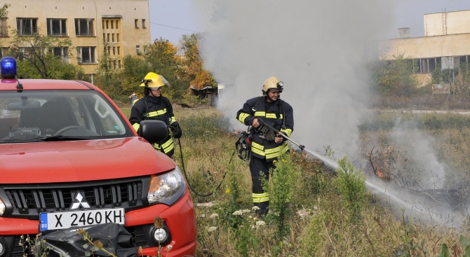 Областната дирекция “Пожарна безопасност“ показа новите си 3 високопроходими пикапа
