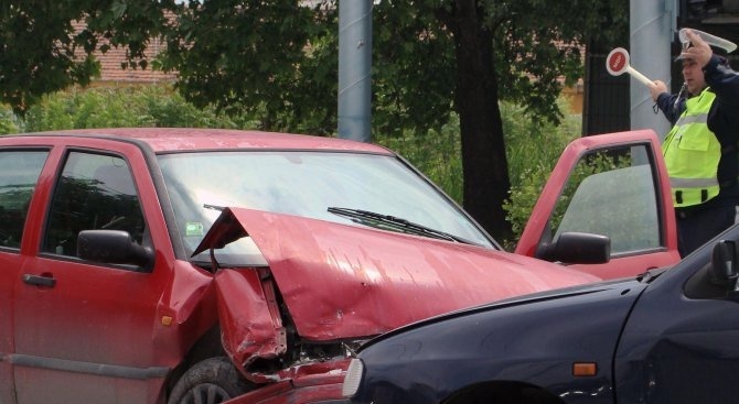 Катастрофа с три автомобила и значителни материални щети е станала