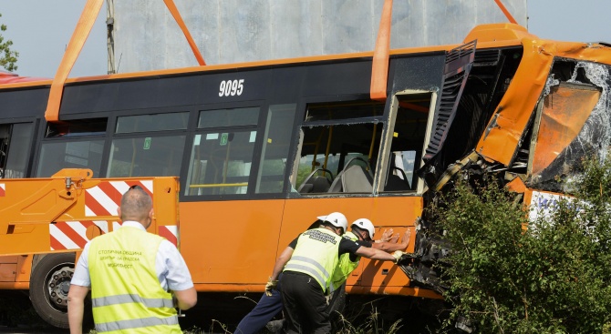 Трима души са ранени при катастрофа между автобус на градския