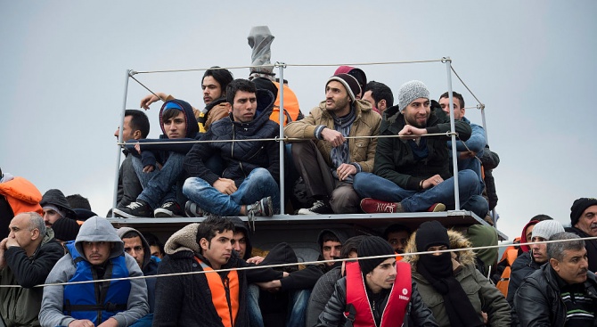 Над 100 мигранти, спасени с кораби, чакат от месеци в