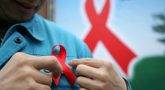 Нова надежда за носителите на ХИВ – учени от Барселона