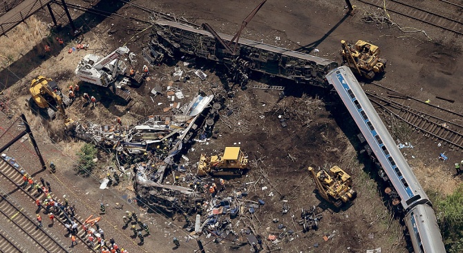Най-малко 18 души загинаха при дерайлиране на влак в източната