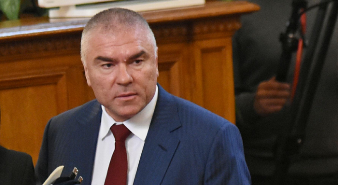 "Вицепремиерът Красимир Каракачанов стои плътно зад колегата си Валери Симеонов