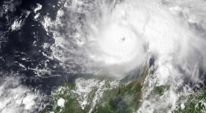 Ураганът Уила в Тихия океан отслабна леко от пета степен