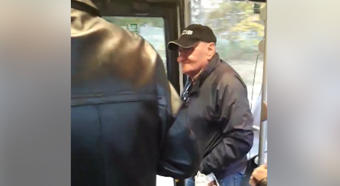 Клип с възрастен мъж, който обикаля из градския транспорт на