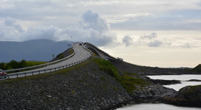 Атлантическият път, известен като Атлантерхавсвеиен в Норвегия, е един от