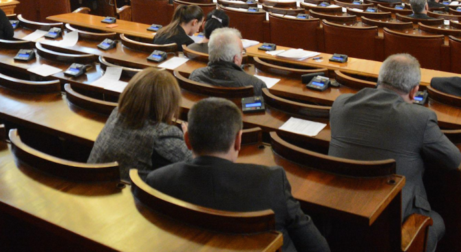 Депутатите разглеждат на първо четене два нови законопроекта в социалната