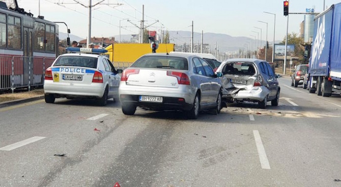 Пет леки автомобила се нанизаха във верижна катастрофа на столичния