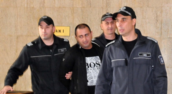 Полицаи доведоха днес в Районния съд в Бургас Румен Янакиев