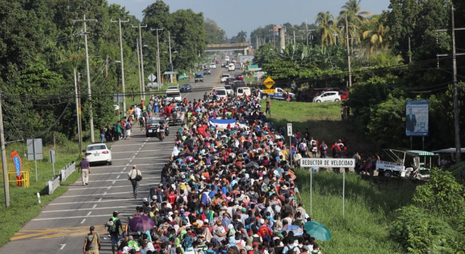 Стотици централноамерикански мигранти, вървящи по стъпките многохилядния керван, който вече