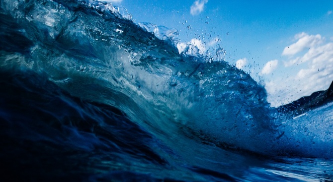Седемметрови вълни се вдигнаха вчера по хърватското адриатическо крайбрежие, бурен