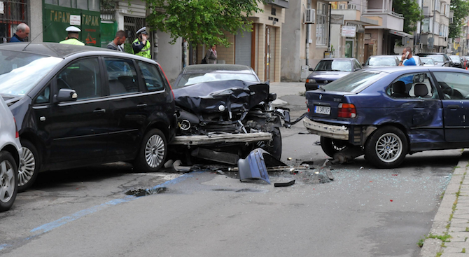 Катастрофа между три автомобила е станала в горнооряховското село Драганово,